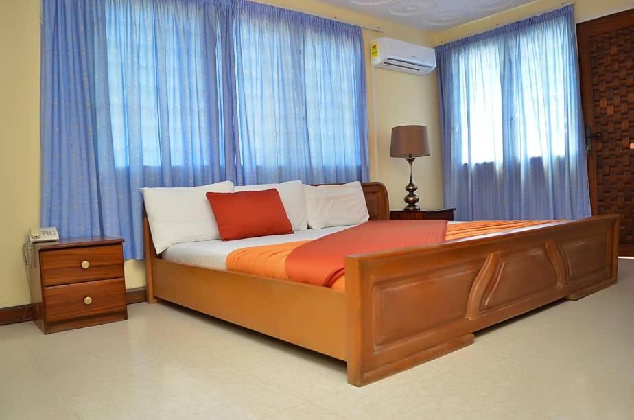 Hotel Loreto Кейп-Кост Экстерьер фото