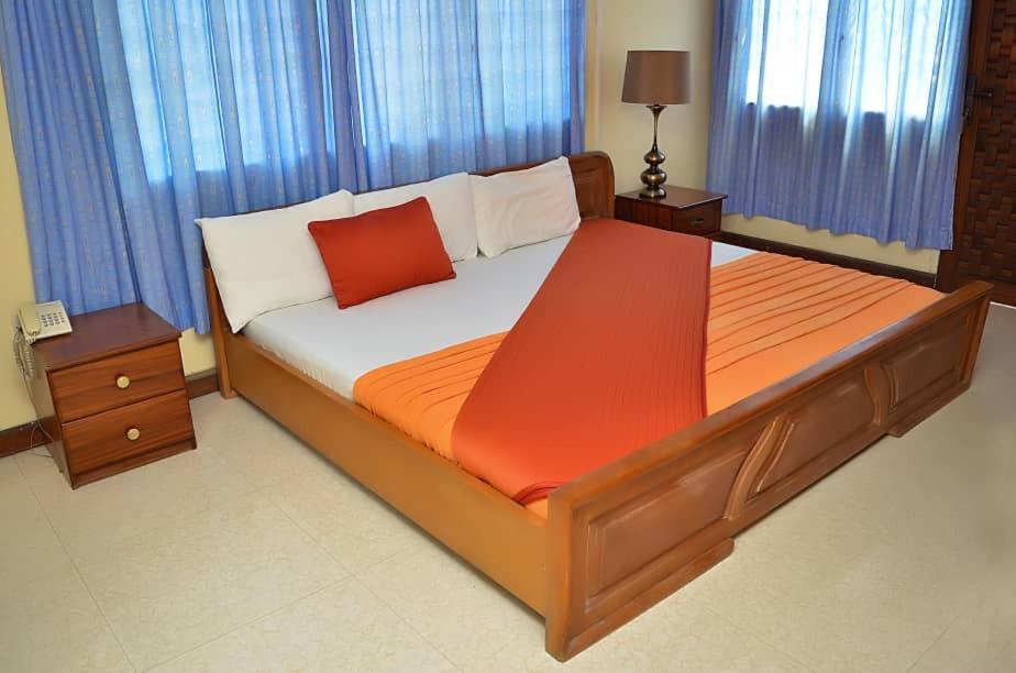 Hotel Loreto Кейп-Кост Экстерьер фото