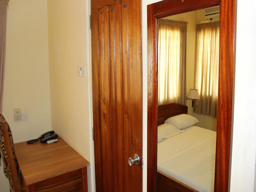 Hotel Loreto Кейп-Кост Экстерьер фото